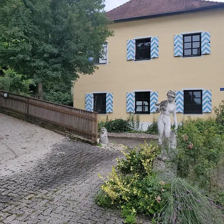 Aussergewoehnliche Familien- Und Hundefreundliche Maisonette-wohnung Im Historischen Jagdschloessl - Keine Monteure Apartman Beilngries